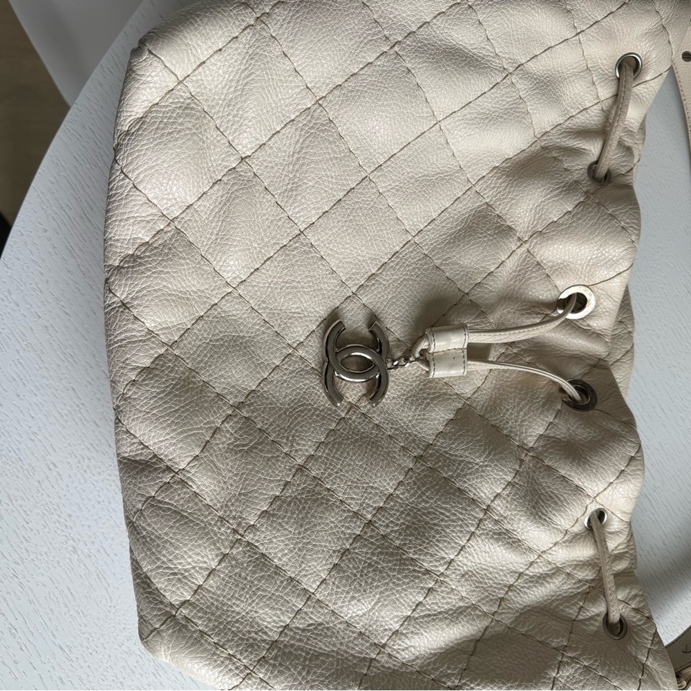 Chanel Quilted Ivory drawstring bag
On The Road Bucket Bag - Picture 6 of 14